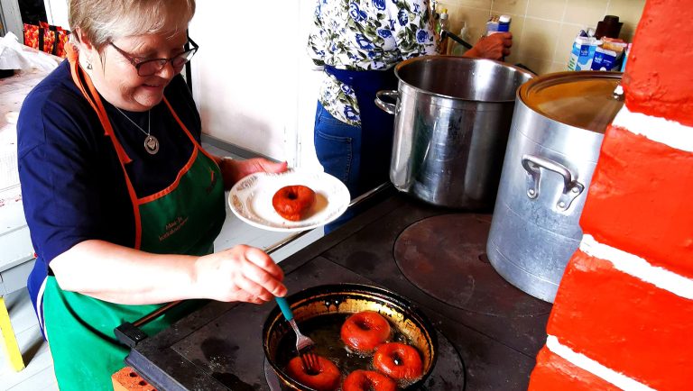 Munkkie paistaja hellan äärellä
